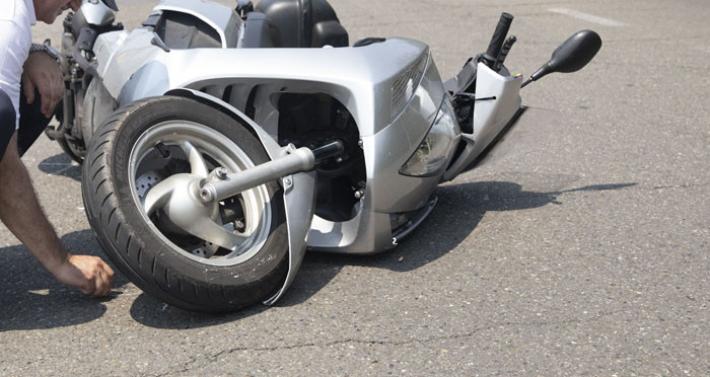 Ragazza investita da uno scooter in via Casa Bianca 