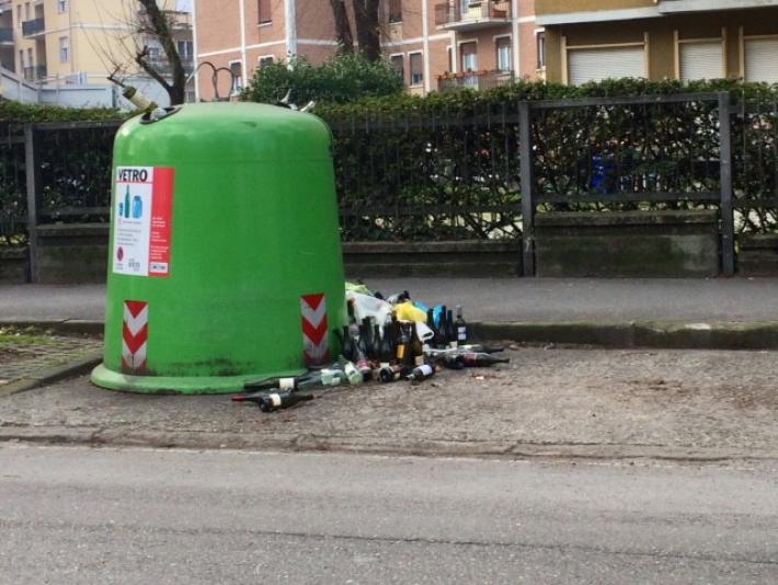 Via Torelli, ma il vetro non lo raccolgono?