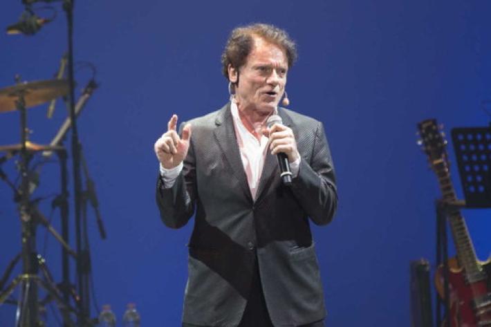 Massimo Ranieri cade dal palco: costola rotta