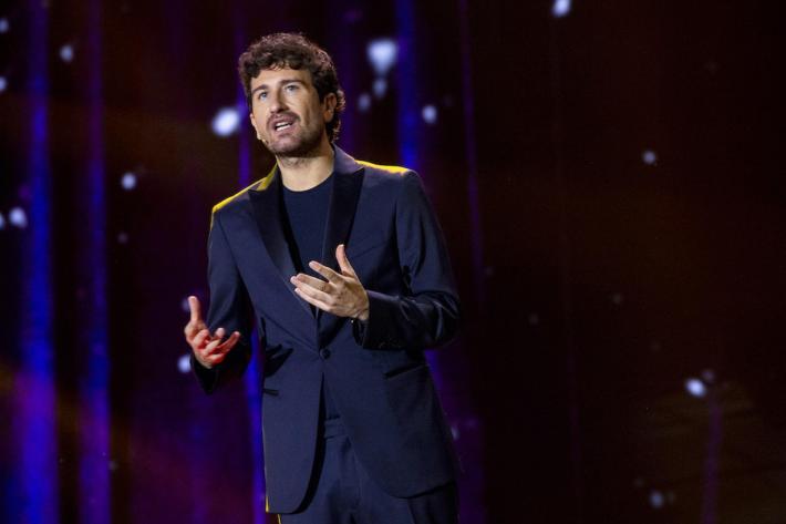 Alessandro Siani: &laquo;Amo l'abbraccio dal vivo con i fan&raquo;