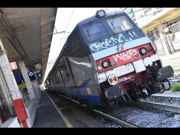 Tradita mette volantini dell'ex su treno