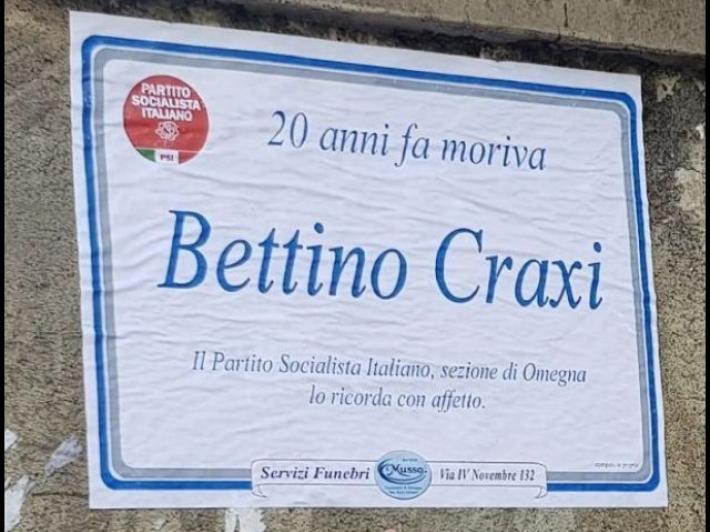Craxi, manifesti funebri a Omegna