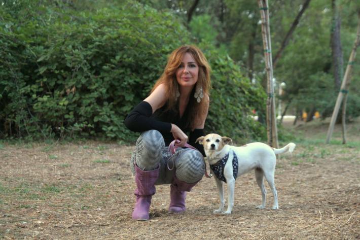 L'arpista Carla They con la cagnetta Lilli a Zadina di Cesenatico