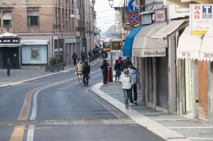 Ruba in un negozio di informatica, sorpreso aggredisce il titolare e la dipendente e scappa: preso dai carabinieri