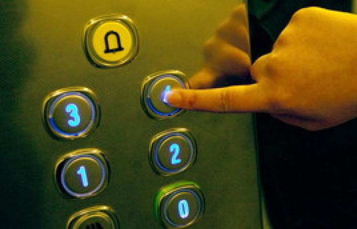 La ripartizione di spesa per l'ascensore in presenza di negozi al piano terra