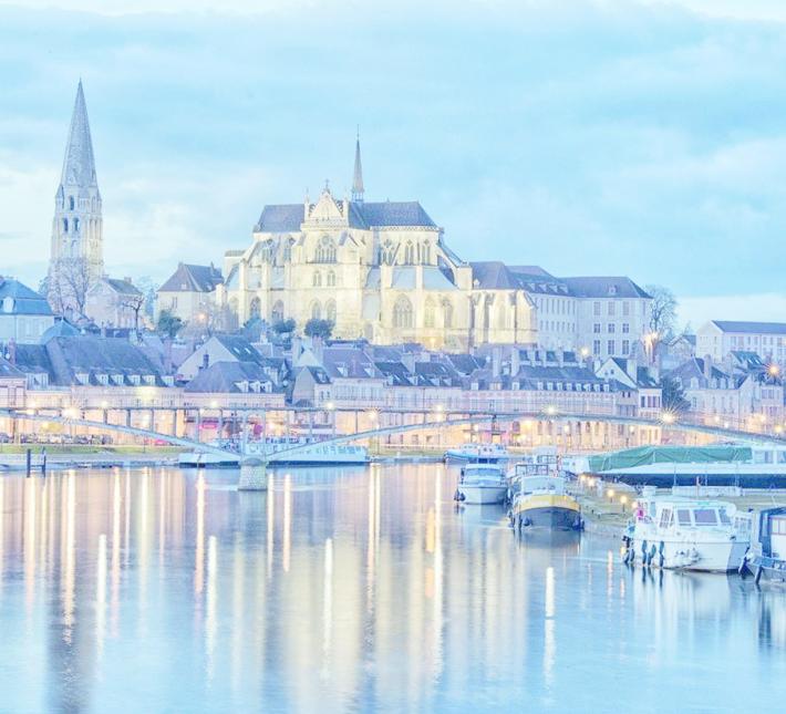 La citt&agrave; che ama il vino ma che vive sulle acque