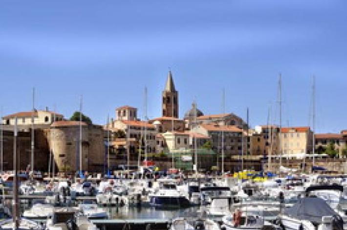 Motonave con turisti sbatte su isolotto, due feriti