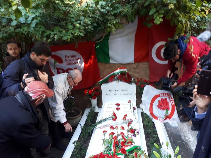 Hammamet, in centinaia sulla tomba di Craxi