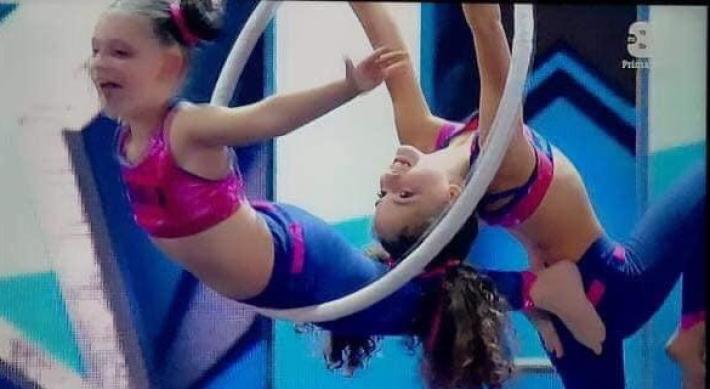 Cerchio aereo: due bimbe di Noceto conquistano Italia's Got Talent