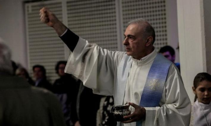 "Vi auguro di non trovarveli mai in casa": parla il parroco aggredito