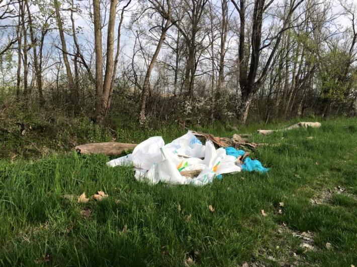 Abbandona i rifiuti. Ma c'&egrave; chi l'ha visto...