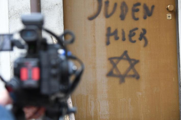 'Qui c'e' ebreo', scritta antisemita su porta deportata
