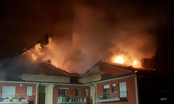 Condominio in fiamme a Bannone