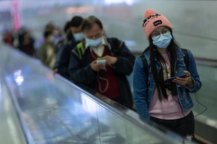 Virus Cina, l'Oms: primo caso di contagio non importato. A Milano annullata la parata di Capodanno