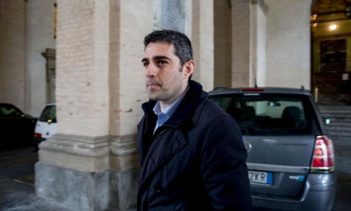 &laquo;Mezzo milione o faccio saltare te e il comune&raquo;