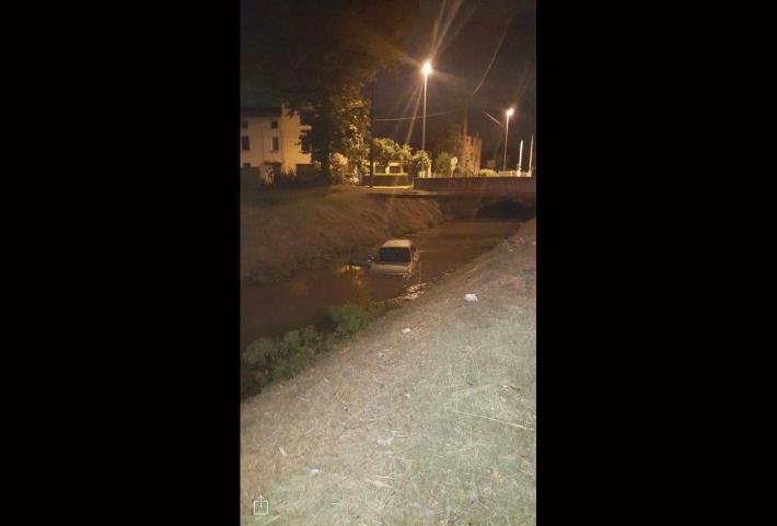 Auto nel canale a Bogolese - Foto