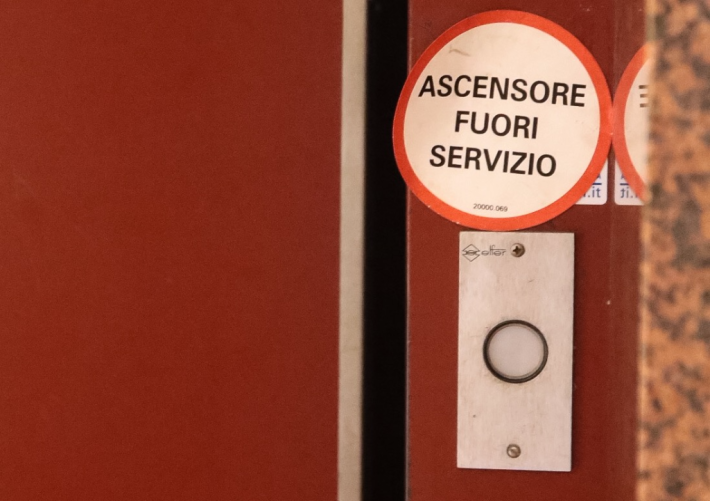  4 bloccati in ascensore, salvati con spiraglio d'aria