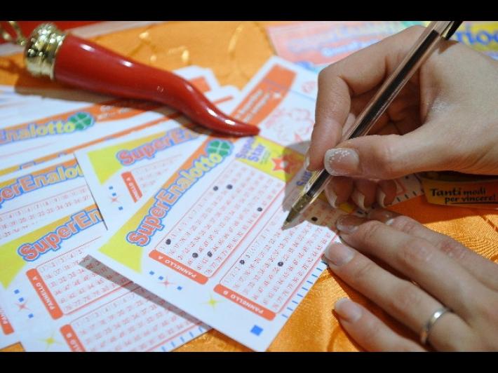 La fortuna bacia La Spezia: un sei da 67 milioni al Superenalotto con una schedina da 2 euro