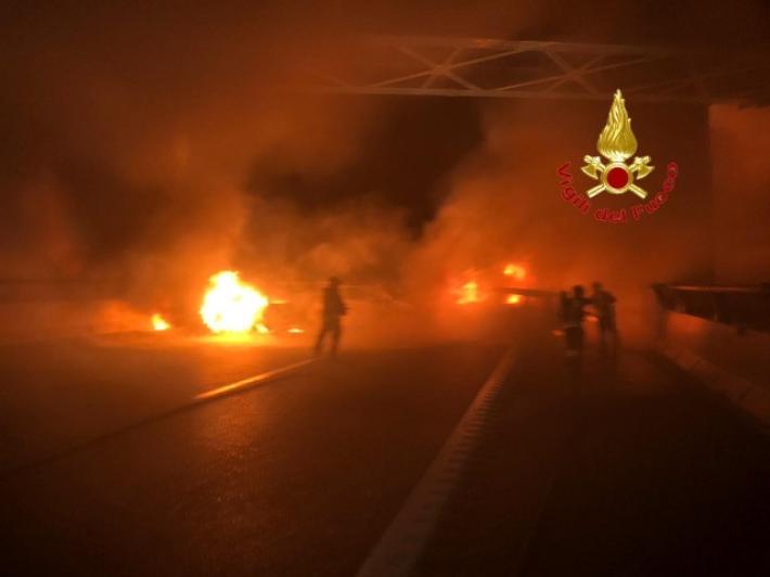 Assalto in stile militare a portavalori in A1: chiodi e auto bruciate