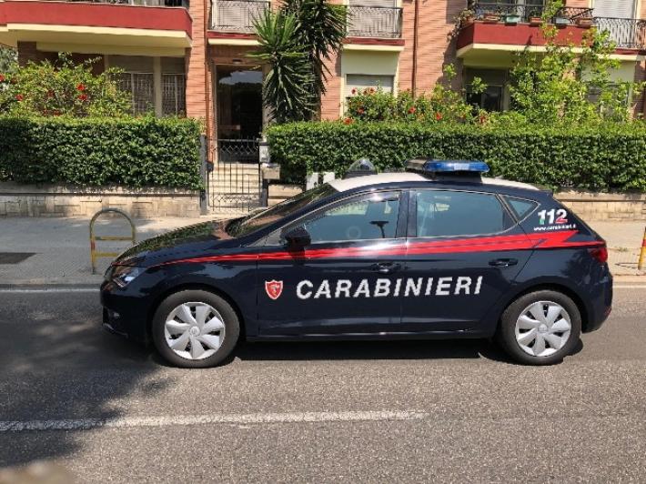 Filma 2 amanti in strada e diffonde video, 23enne denunciata