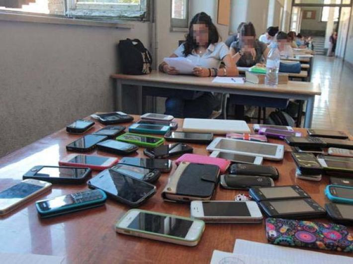 In Umbria tutti a scuola ma senza cellulari, anche i prof