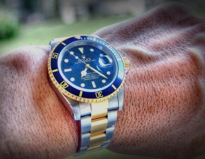 Via Mazzini, ruba un Rolex in una gioielleria e scappa: presa dai carabinieri