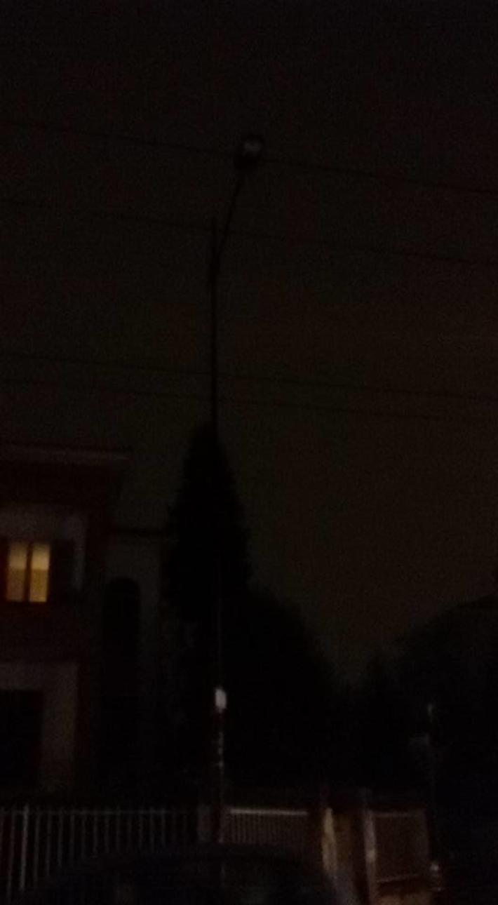Lampione spento in Via Zarotto