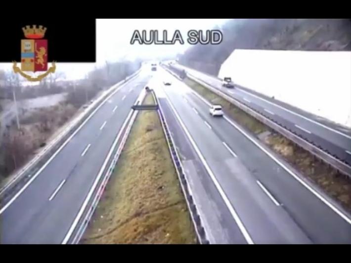 Prende contromano l'A15 ad Aulla in direzione Parma, nei guai un 90enne