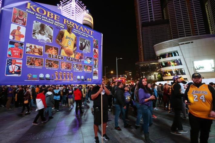 Lacrime e commoizione allo Staples Center per l'ultimo saluto a Kobe