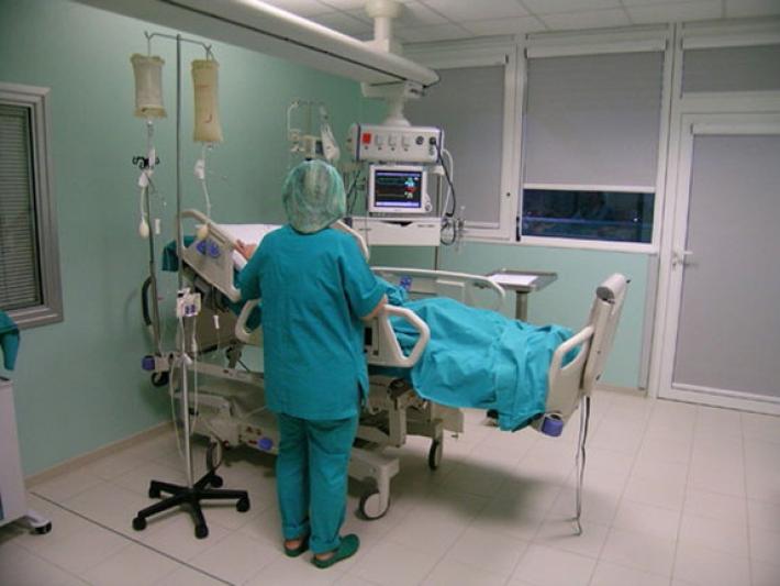 Scoppia un macchinario: gravi ustioni al volto e al collo per un operaio 49enne 