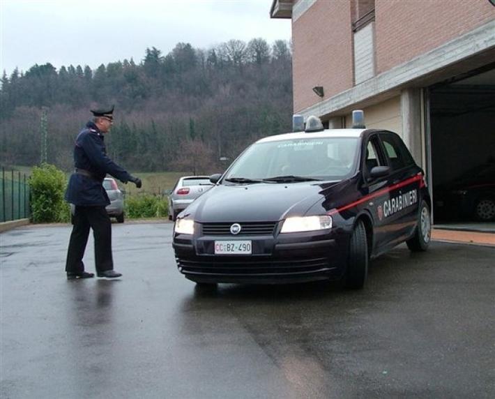 Armato di coltello minaccia la barista e poi le fora due gomme dell'auto: arrestato