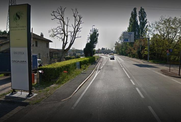 Frontale tra due auto in via Emilio Lepido. Una 'rimbalza' e investe due ragazzi: uno &egrave; grave