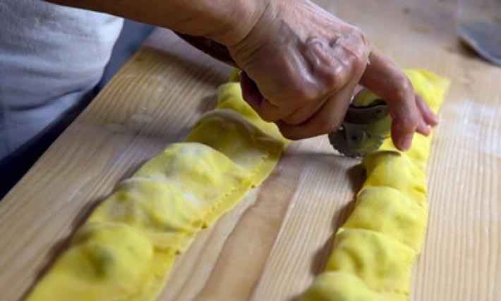 Mano incastrata nell'impastatrice: una persona ricoverata in ospedale