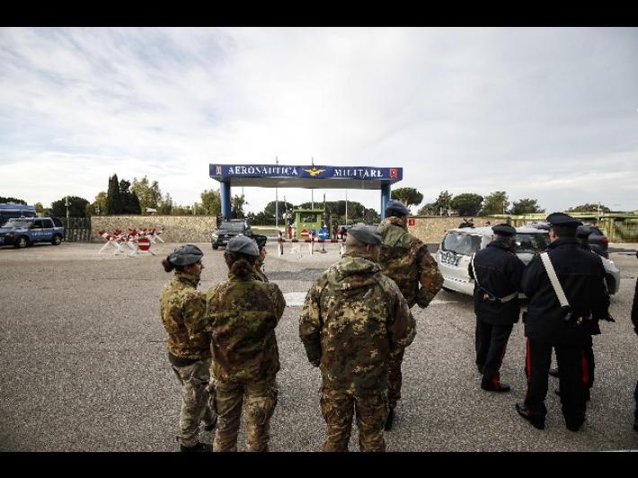 Arrivato il volo degli italiani da Wuhan, uno non &egrave; partito perch&eacute; aveva la febbre
