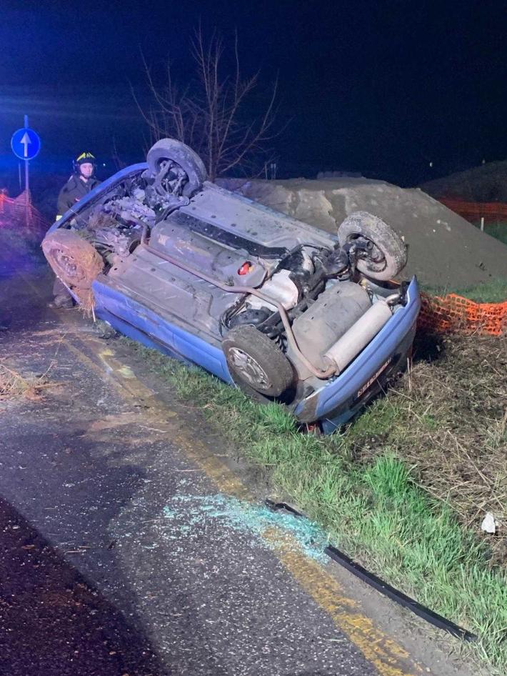 Auto finisce fuori strada e si ribalta nella notte a San Quirico: un 53enne ferito