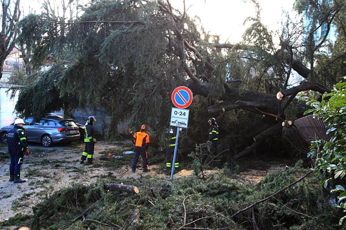 Vento forte in tutta Italia: due persone all'ospedale, impianti chiusi in montagna