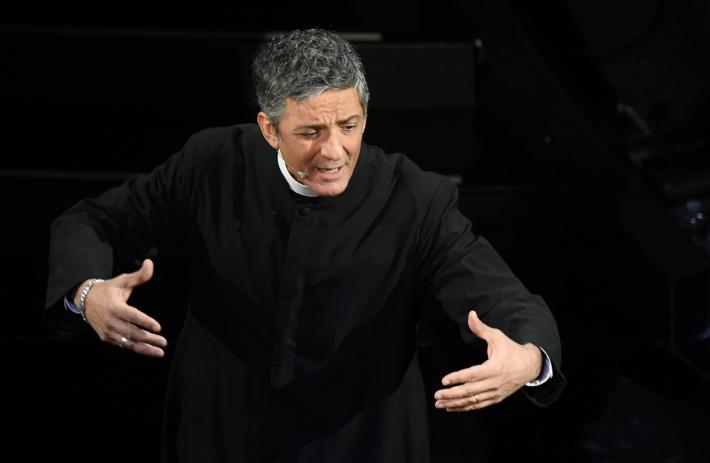 Sanremo inizia con Fiorello con l'abito talare di  Don Matteo