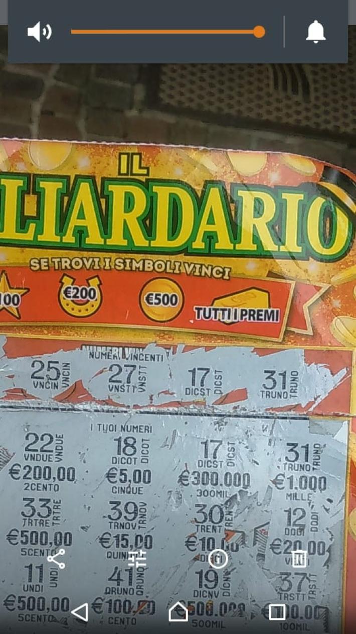 Bambino fa i capricci per avere un grattino. E vince 301mila euro