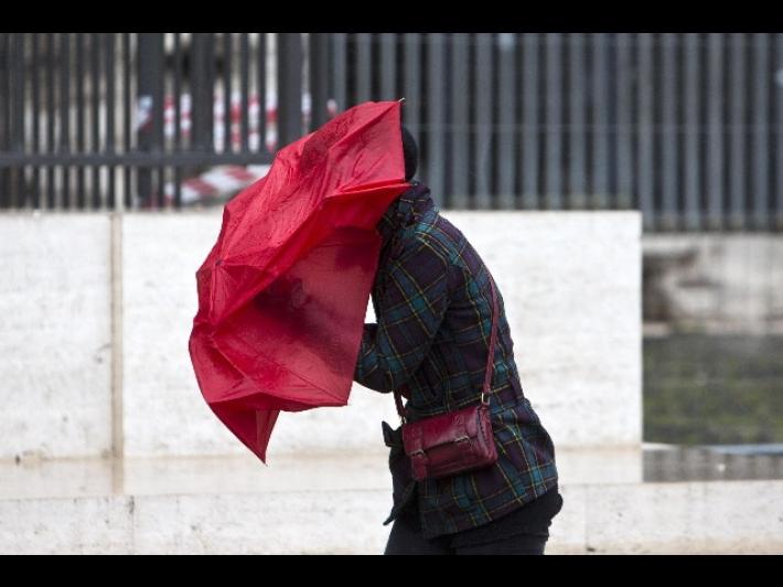 Liguria, dopo forte pioggia la burrasca, vento a 100 km/h