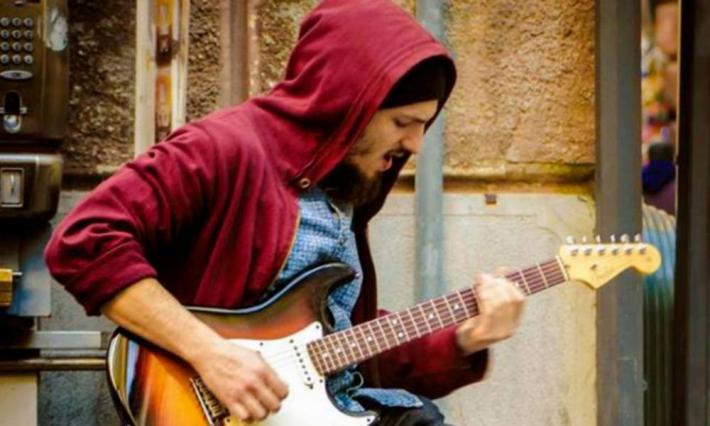 Musicista di strada &laquo;cacciato&raquo; dai vigili Video