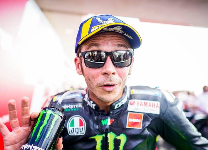 Presentata la nuova Yamaha. Valentino Rossi: "Se non sono competitivo smetto" 