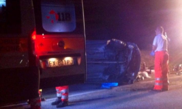 L'auto si ribalta, muore studentessa