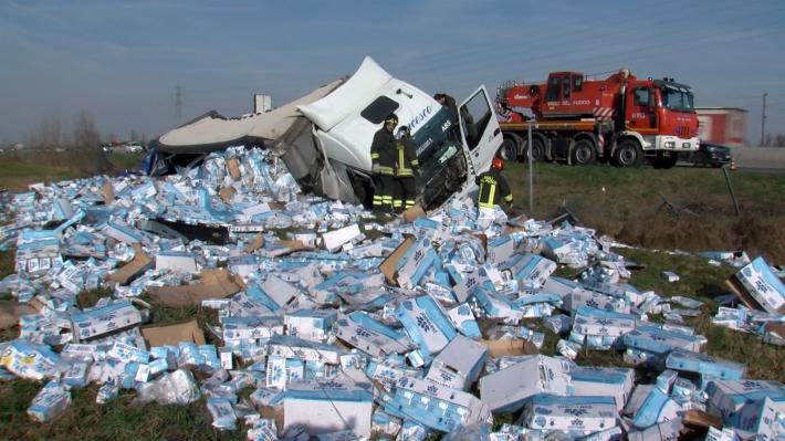 Camion si ribalta in autostrada: rovesciate migliaia di brick di latte 