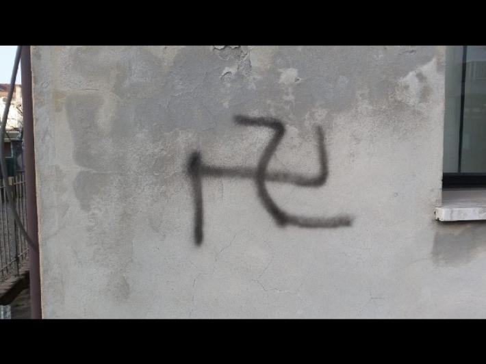 Donna ebrea pugnalata in casa a Lione