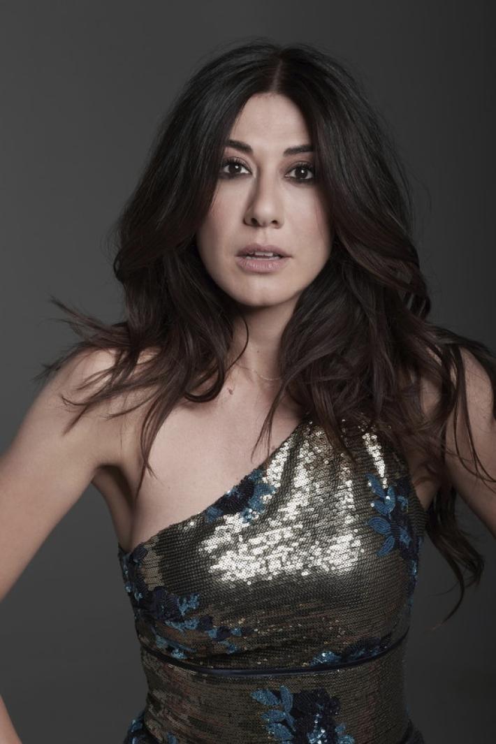 Il luna park di Virginia Raffaele strega il Regio