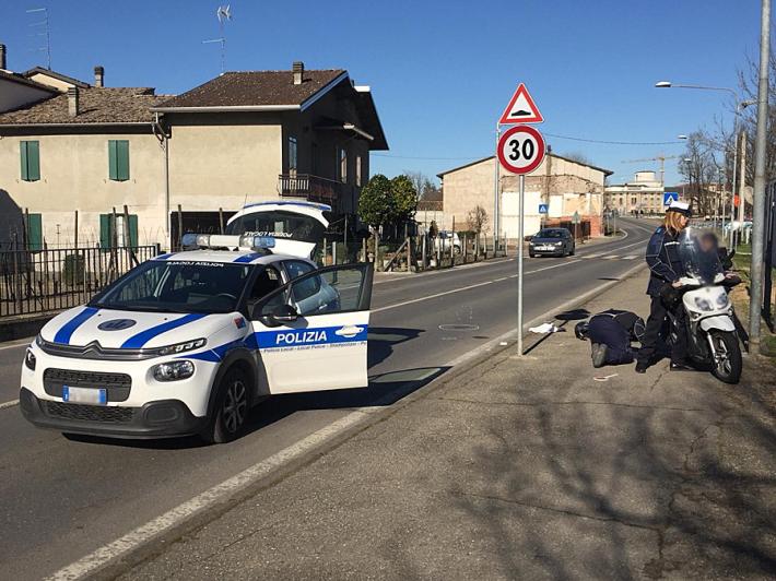 Caduta in scooter a Colorno: un ferito