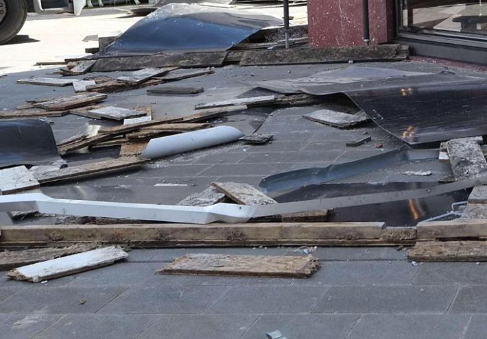 Morta la donna colpita da un tetto scoperchiato dal vento a Sondrio