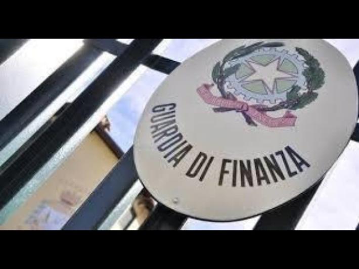 Tessuti acrilici venduti come filati di pregio: scoperta frode da 5 milioni a Torino