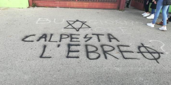 Scritte antisemite davanti a due scuole di Pomezia