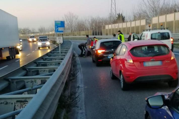 Scontro fra un'auto e una moto: tangenziale Ovest in tilt fra via Volturno e via Emilia